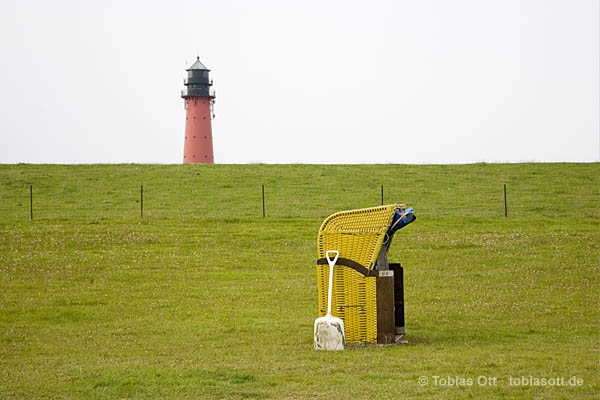 Architekturfoto: Leuchtturm mit Strandkorb