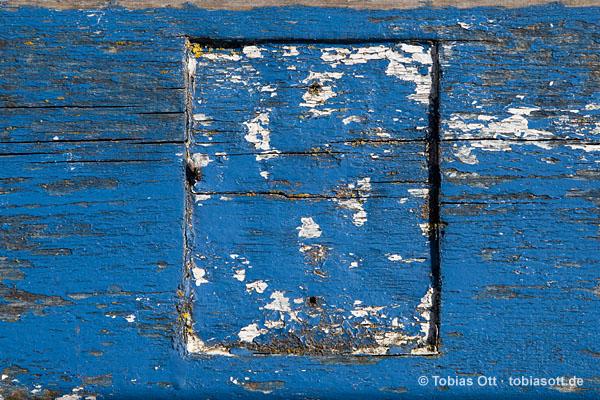 Blau gestrichenes Holz