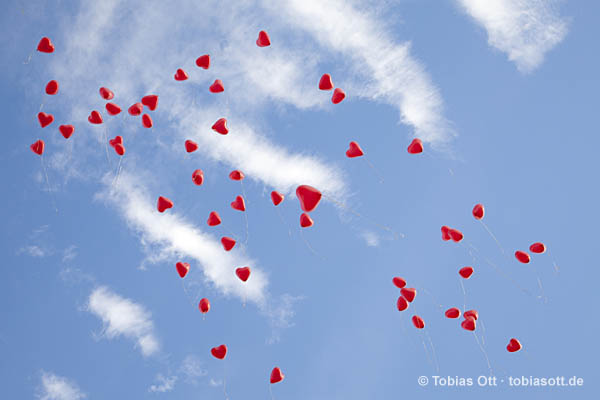 Viele rote Herzluftballons