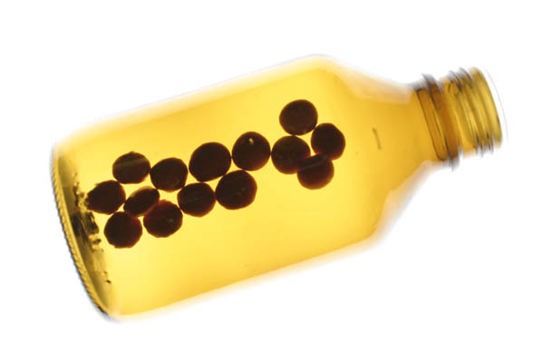 Gelbe Flasche mit Pillen