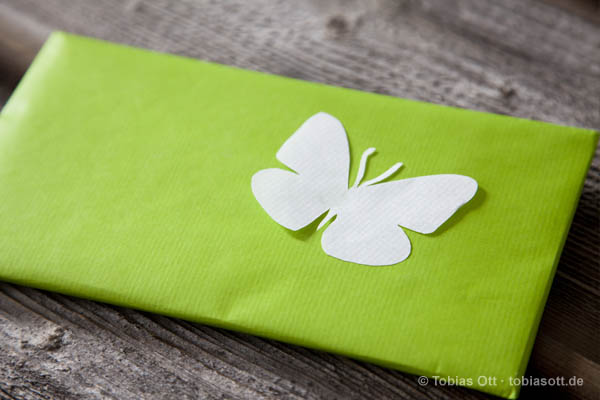 Grüner Briefumschlag mit Schmetterling