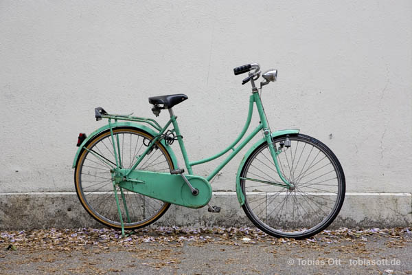 Grünes altes Fahrrad