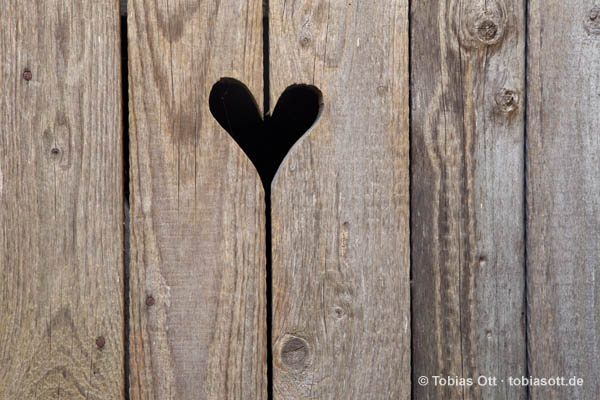 Herz in der Tür aus Holz - Klotür Plumpsklo