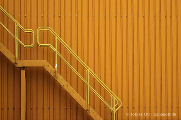 Orange/Gelbe Fassade mit Treppe