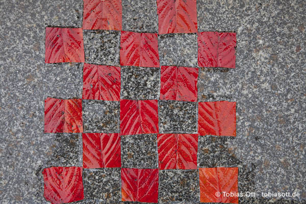 Rote Quadrate aus Blättern