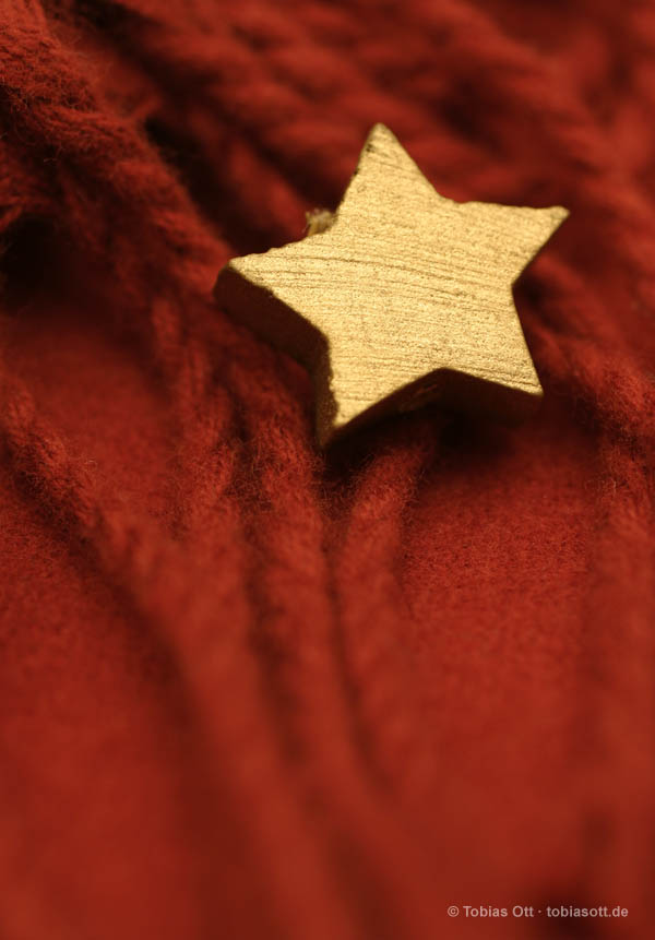 Roter Wollschal mit goldenem Stern