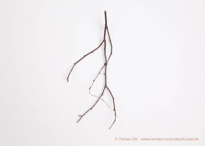 Schwebende, tanzende Figur aus Zweigen