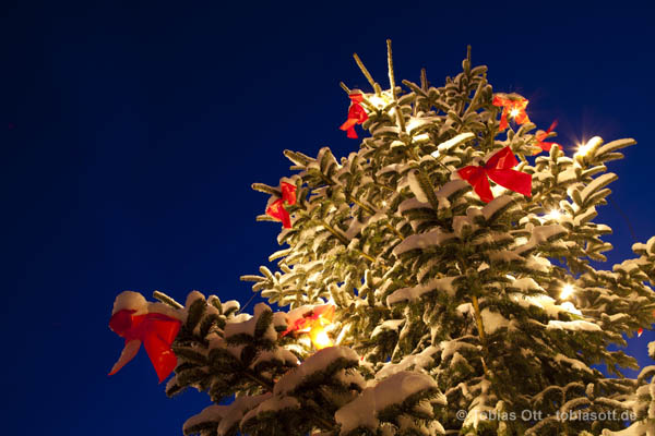 Weihnachtsbaum-Dekoration mit Schnee