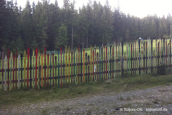 Zaun aus alten Skiern