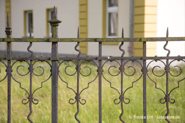 Zaun aus Metall mit Rost